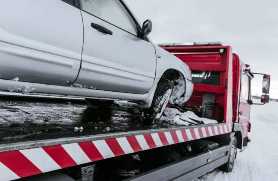 L’embarquement d’une voiture pour la fourrière