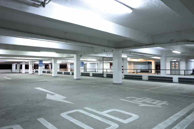 Maximiser la sécurité des parkings d'entreprise : Choisir des ralentisseurs et équipements extérieurs efficaces