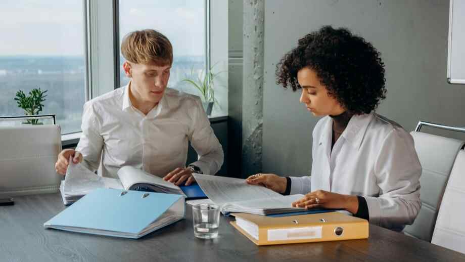 Parcourir les sites professionnels pour trouver une offre d’alternance