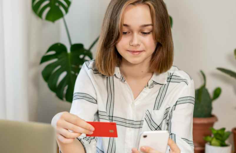 Aider son enfant à gérer son argent : quelle carte bancaire choisir ?