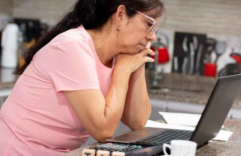 Décès d’un parent : qui doit prévenir les impôts pour éviter les erreurs administratives ?