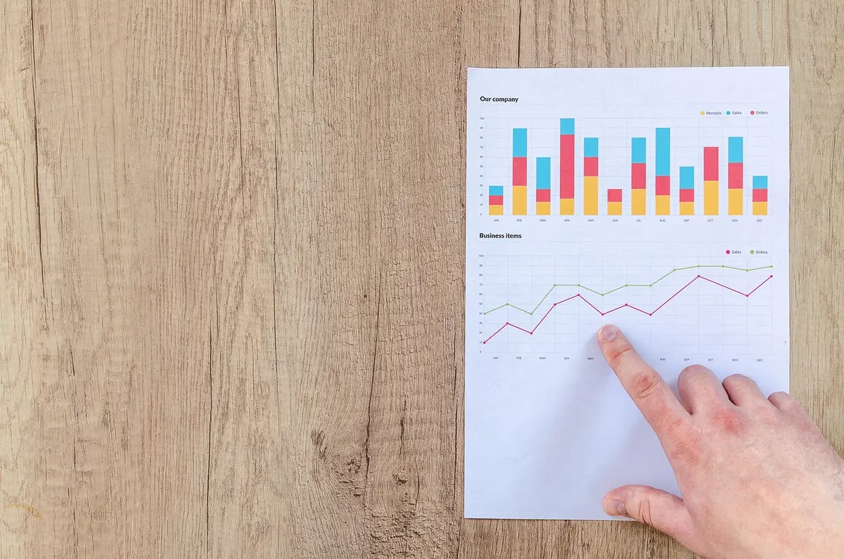 Comparaison de rendements et documents financiers sur une table