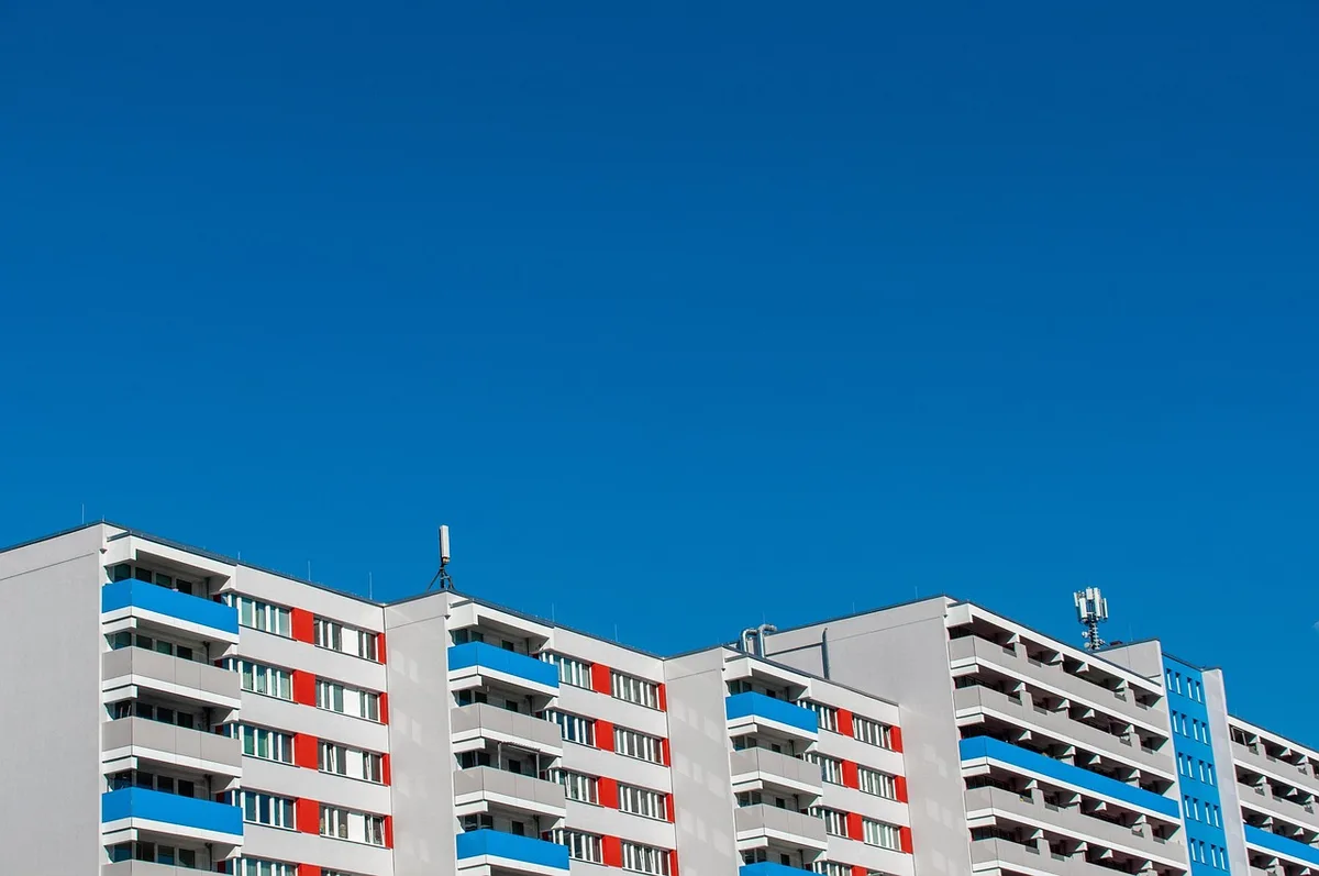 Immeuble résidentiel et balcons ensoleillés symbolisant loyers et immobilier