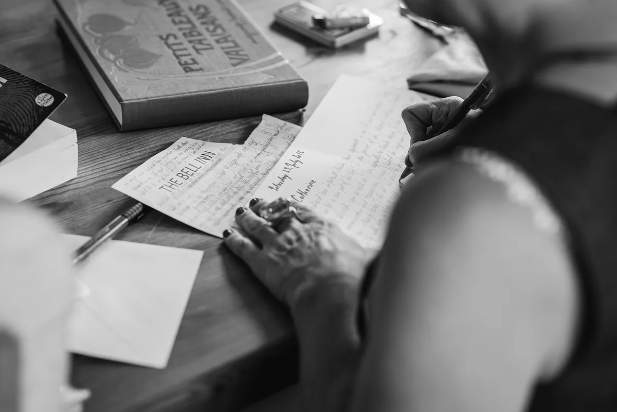 Mains anonymes sur des documents financiers et une calculatrice sur un bureau lumineux