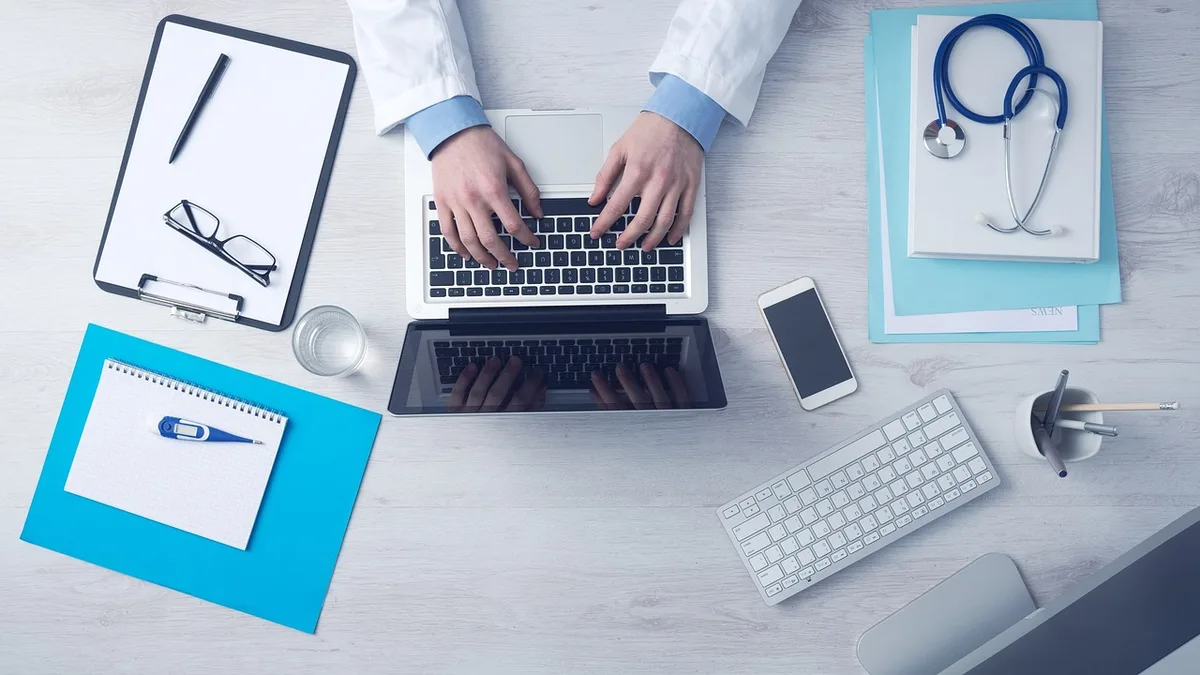 Bureau lumineux avec ordinateur portable et documents financiers sur une table