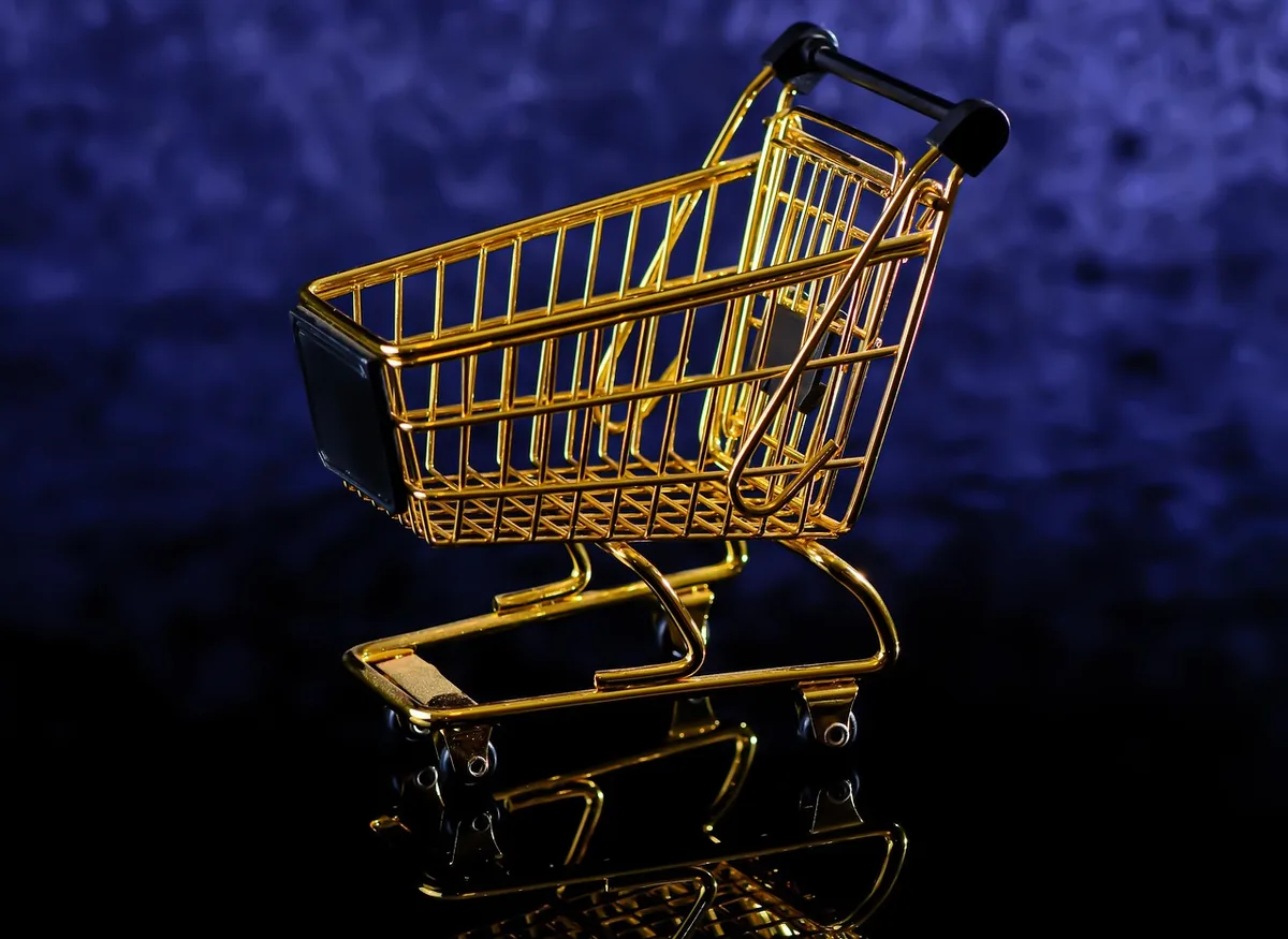 Main écrivant une liste de courses sur une table ensoleillée
