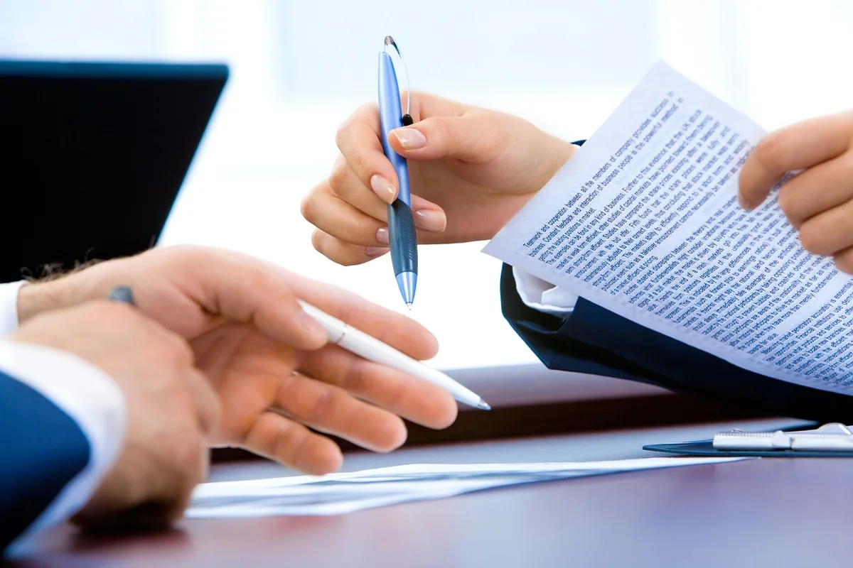 Checklist d'achat sur un bureau près d'un ordinateur portable
