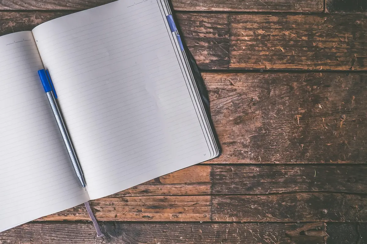 Bureau d'étude à domicile en pleine journée avec ordinateur portable et fiches