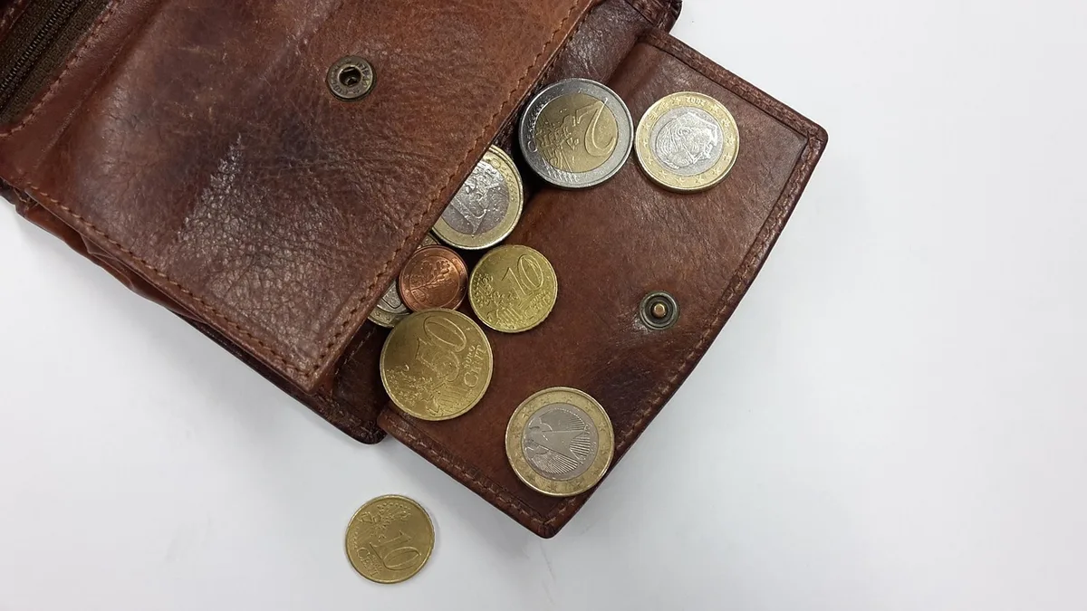 Petit appareil de portefeuille matériel posé sur un bureau lumineux