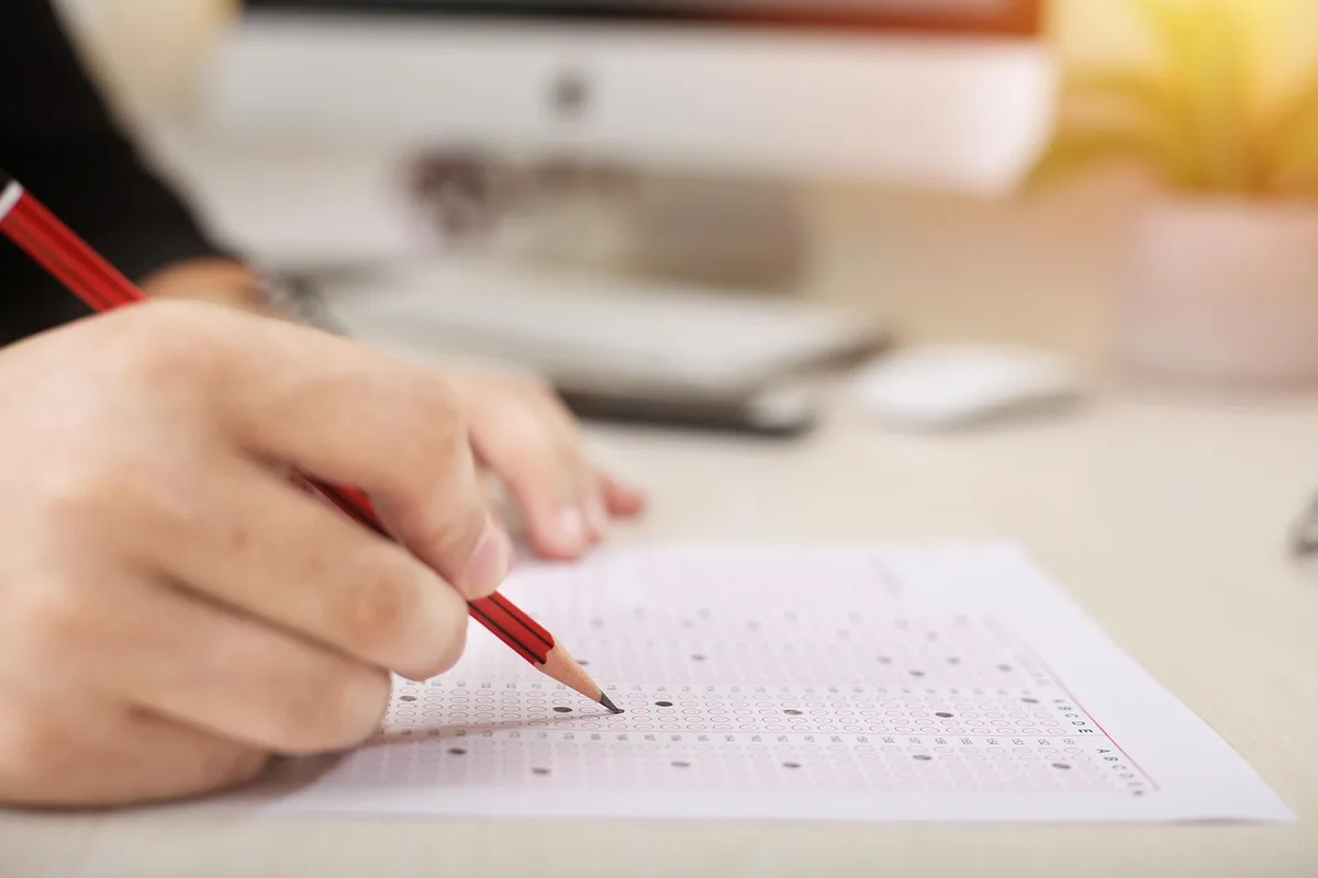 Feuille de QCM posée sur un bureau avec stylo
