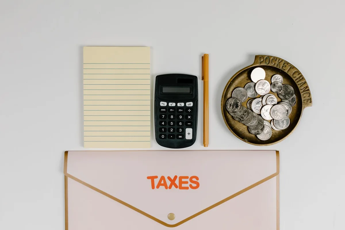 Documents fiscaux et calculatrice sur un bureau lumineux