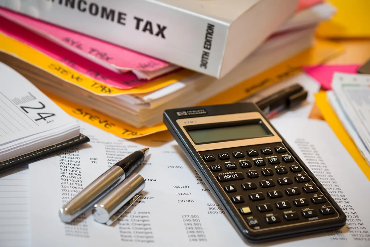 Calculatrice et documents montrant TAEG et taux nominal