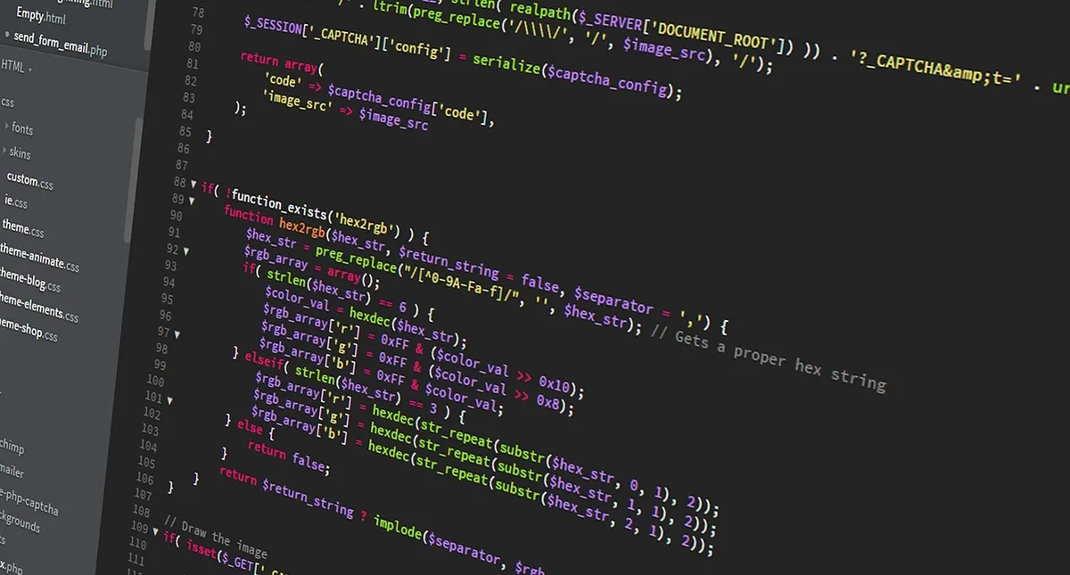 Ordinateur portable avec code d'API et feuille de calcul ouverte