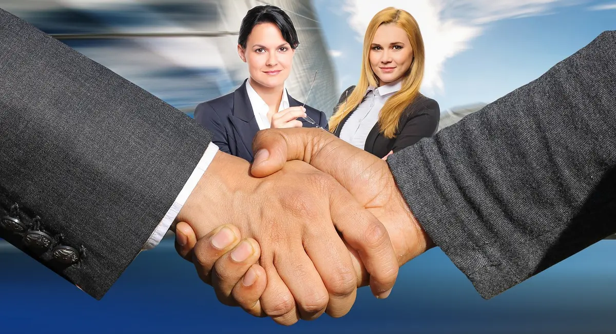 Mains anonymes examinant un contrat d'achat d'actions sur une table