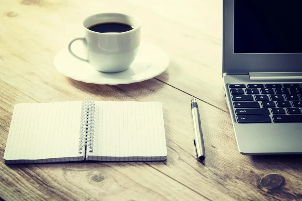 Table de réunion ensoleillée avec contrats, calculatrice et mains anonymes