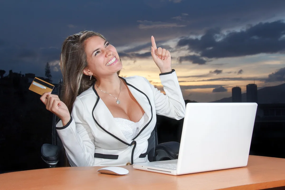 Ordinateur portable affichant un formulaire en ligne de création d'entreprise