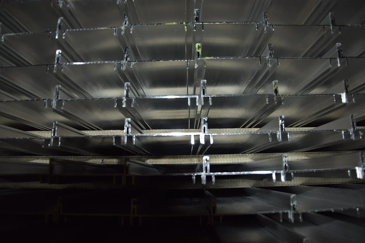 Chaîne de production de semi‑conducteurs en usine, équipements et wafers