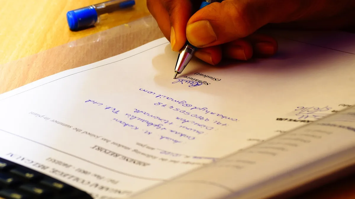 Mains tenant des documents financiers et un tableau de répartition d'actifs