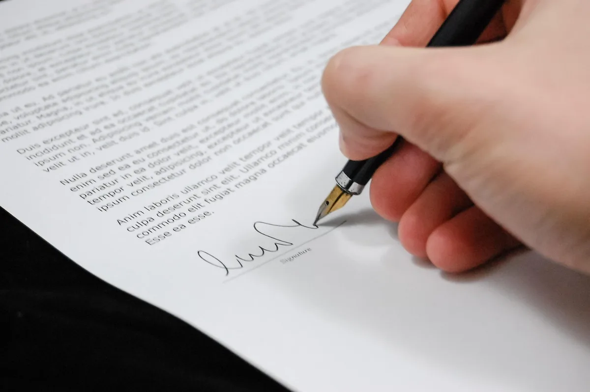 Checklist de due diligence sur un bureau en plein jour