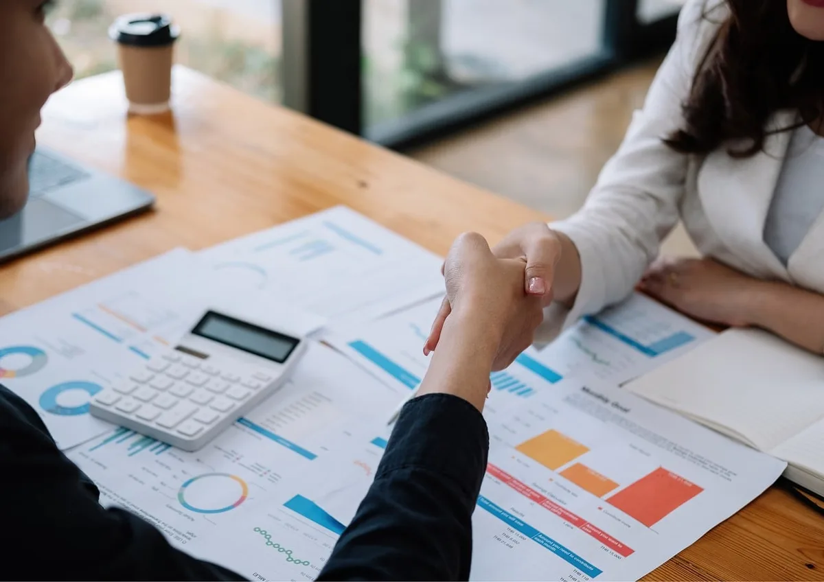 Responsable RH et manager discutant d'un recrutement