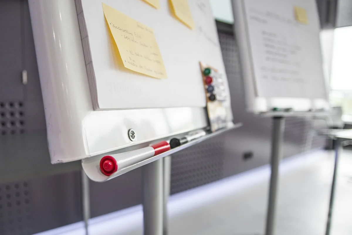 Tableau blanc avec objectifs et indicateurs lors d'une réunion de recrutement