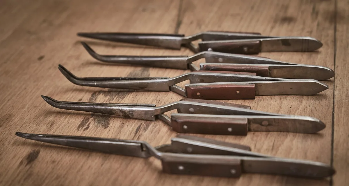 Atelier d'artisan montrant des mains et des outils sur un établi