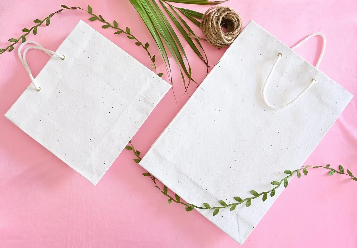 Phrase de récupération écrite sur papier avec une plaque métallique en arrière‑plan