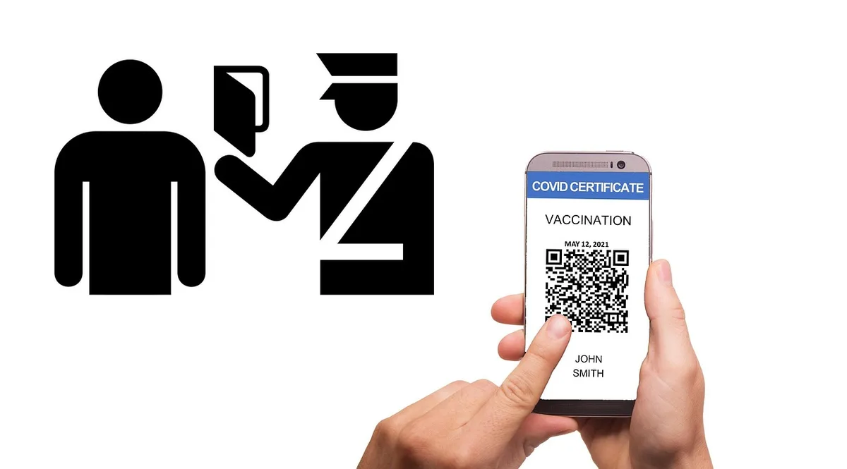 Personne anonyme réalisant une vérification d'identité avec smartphone
