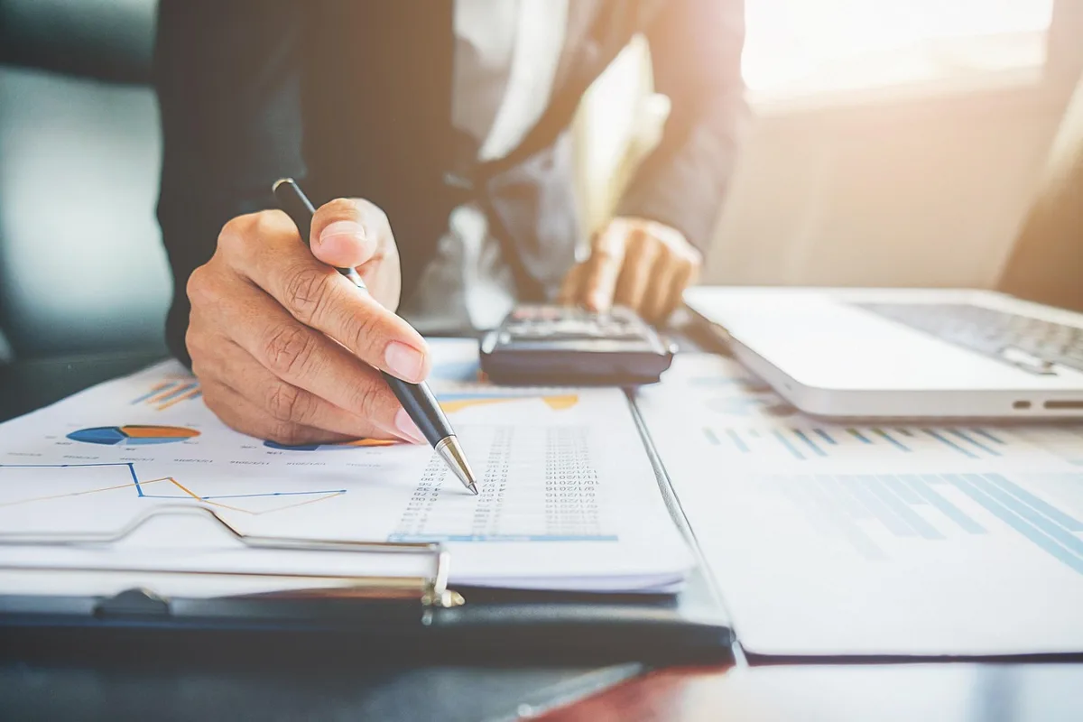 Tableur comparant frais de courtage et frais de tenue de compte