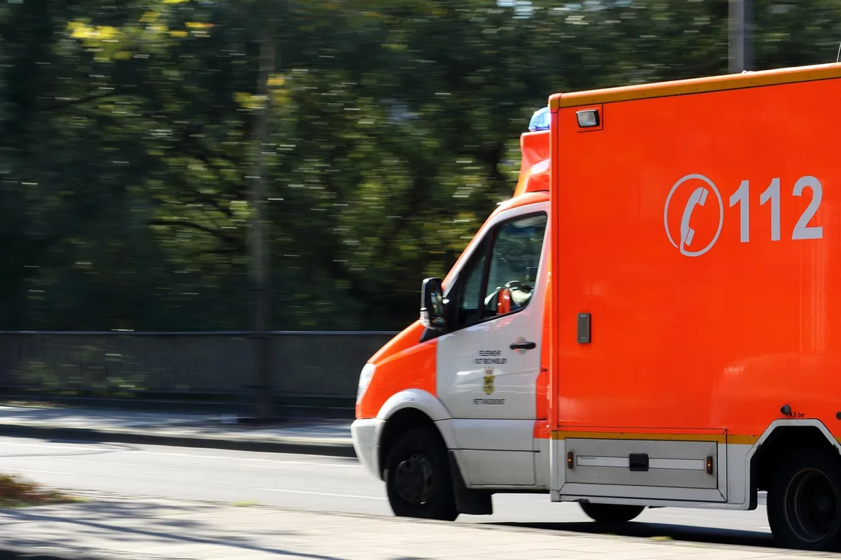 Tirelire et calculatrice représentant une épargne de précaution