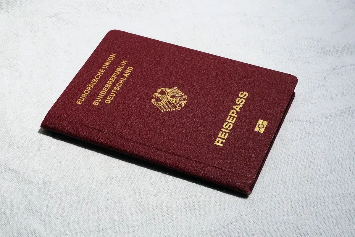 Documents et certificats d'audit posés sur un bureau lumineux