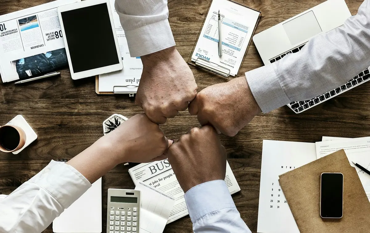 Entretien professionnel en journée avec deux personnes échangeant des documents