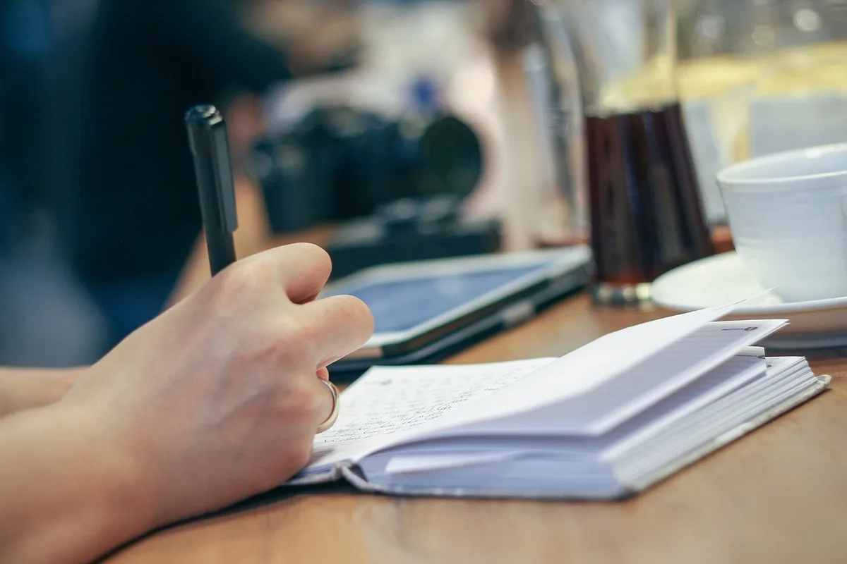 Personne conservant une trace des échanges sur un bureau lumineux