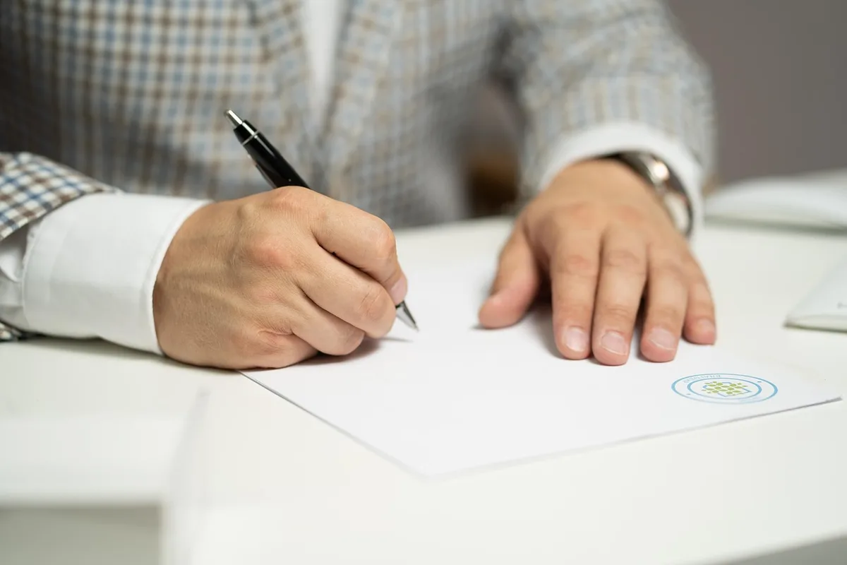 Documents de financement et calculatrice sur une table claire
