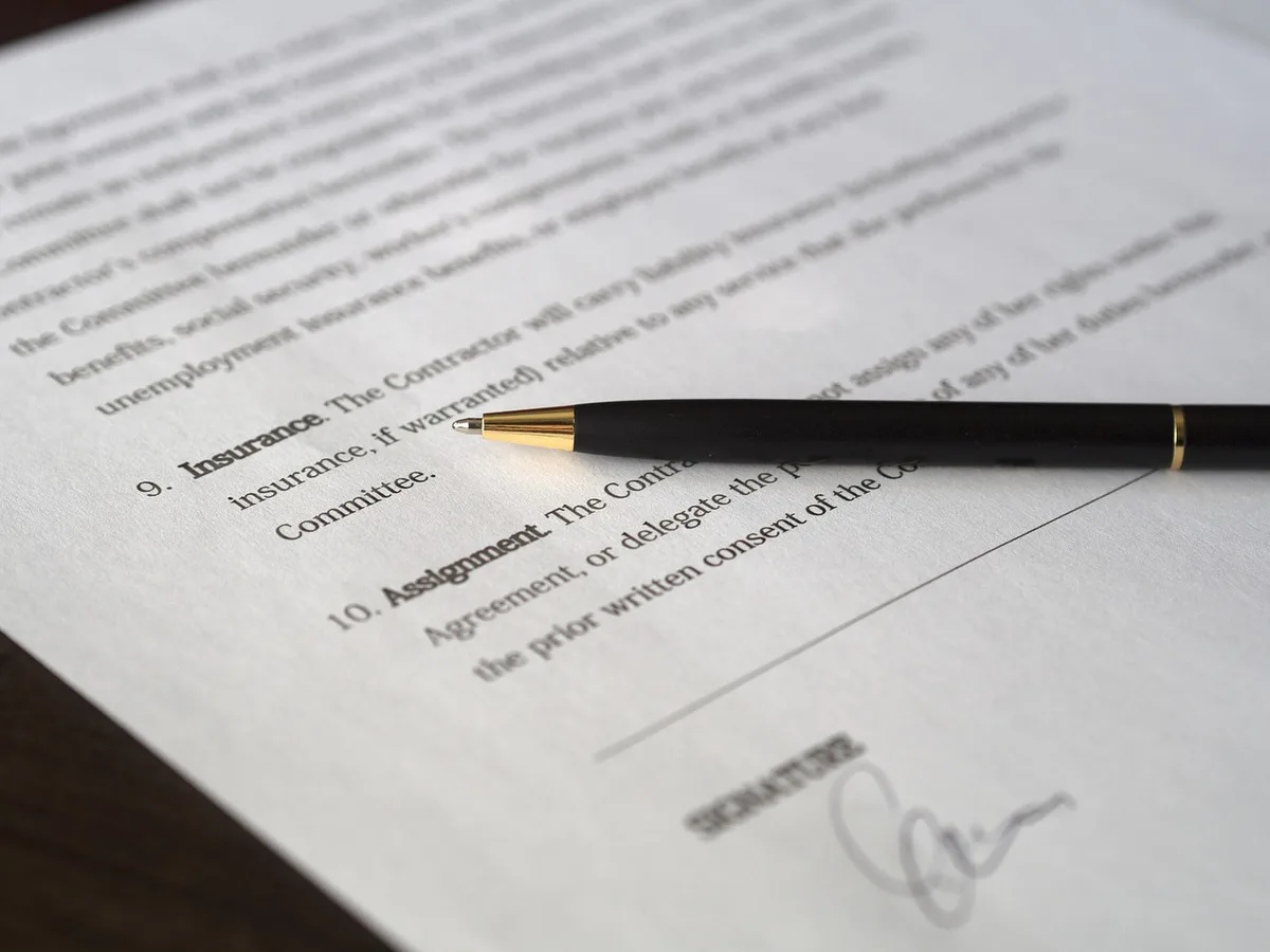 Documents financiers et mains anonymes symbolisant une fraude