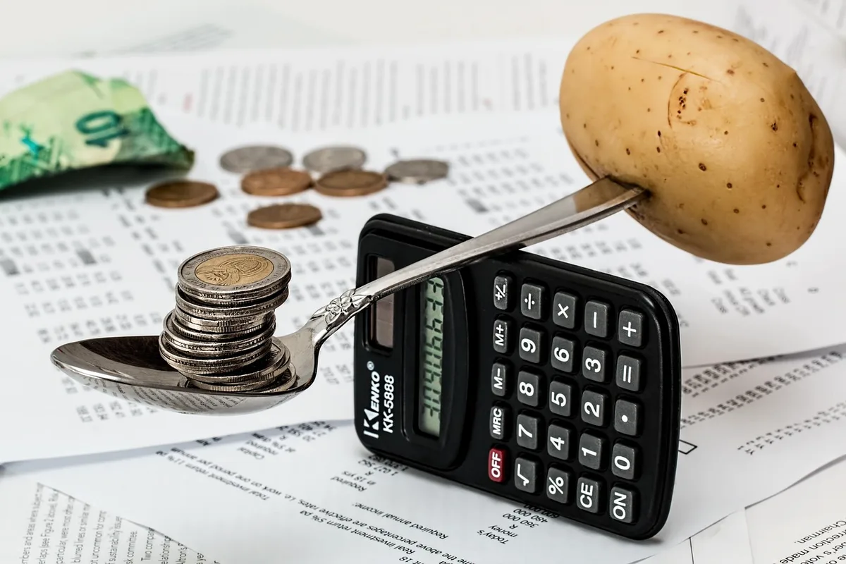 Calculatrice et facture montrant le calcul d'une commission en pourcentage