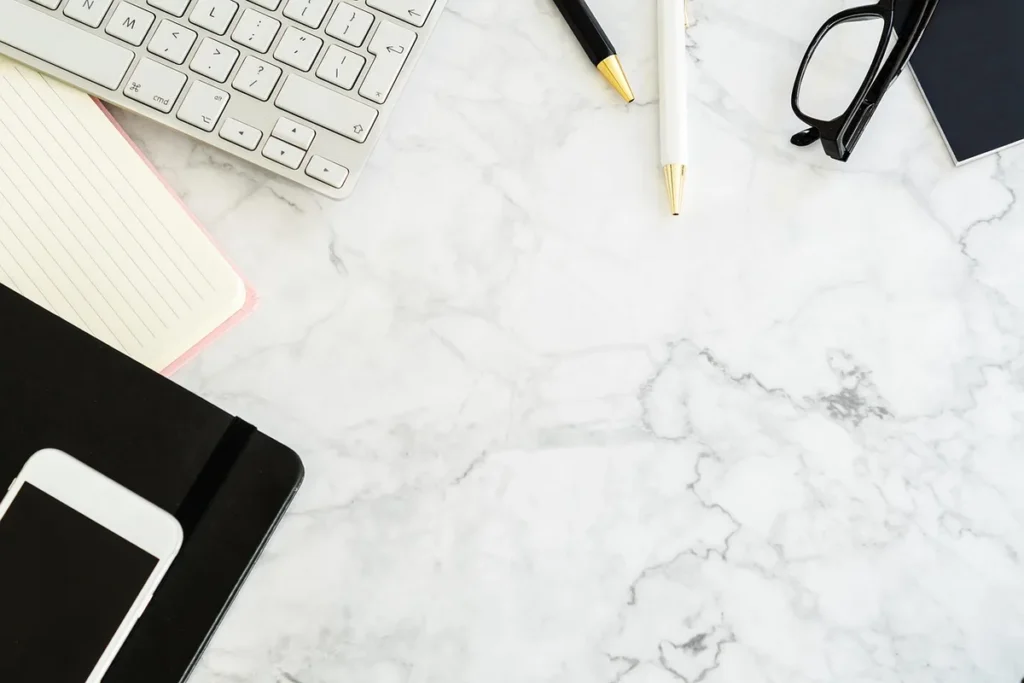 Bureau en journée, main tenant un stylo au-dessus d'un devis sur une table