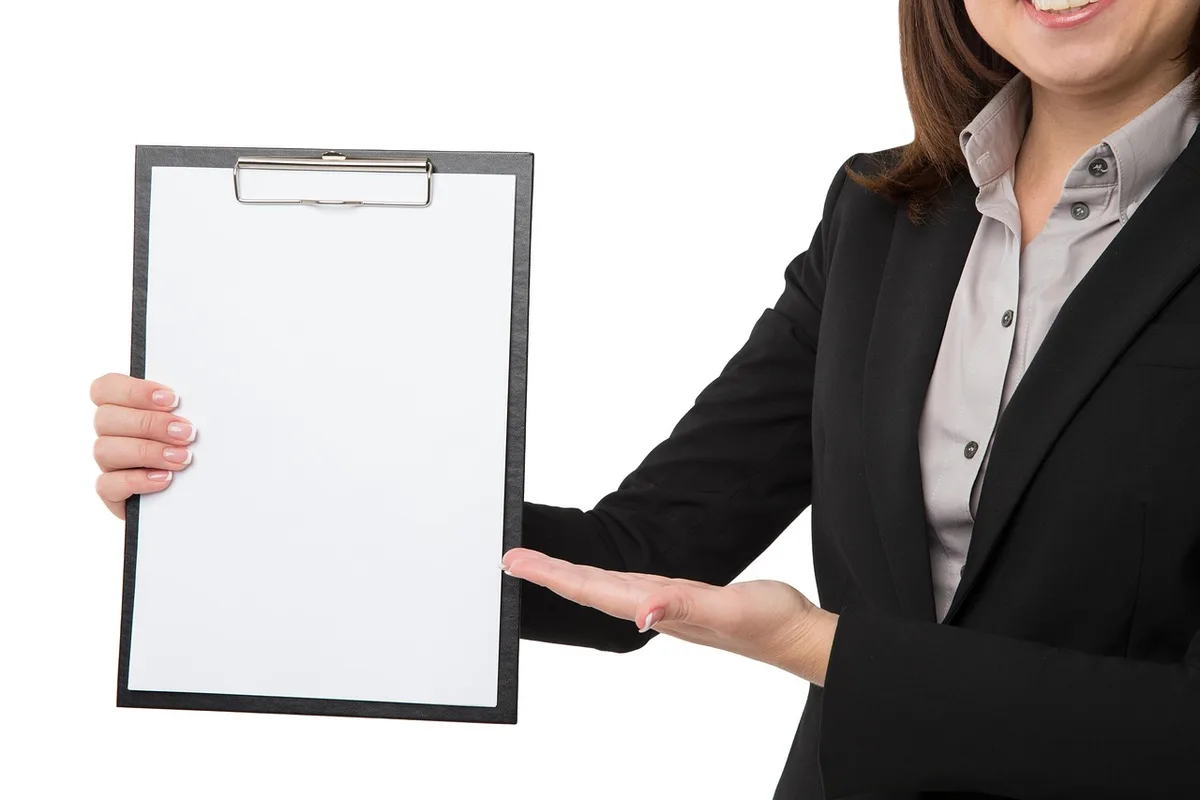 Grille d'entretien structurée sur un clipboard au bureau