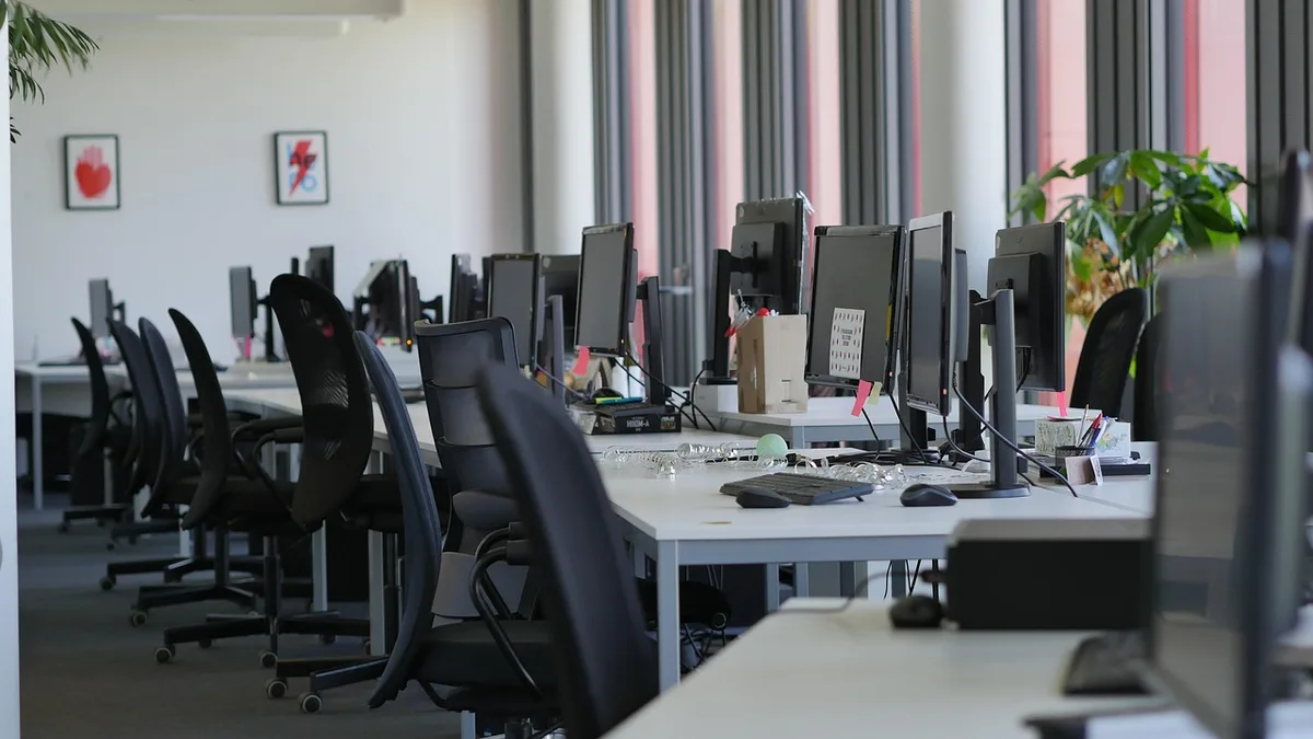 Feuille de critères d'entretien sur un bureau ensoleillé avec mains anonymes