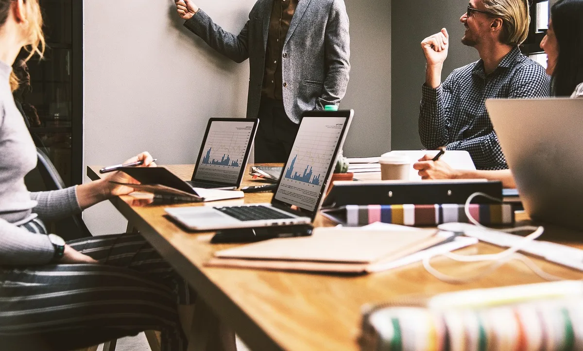Document de proposition de valeur employeur posé sur une table de réunion