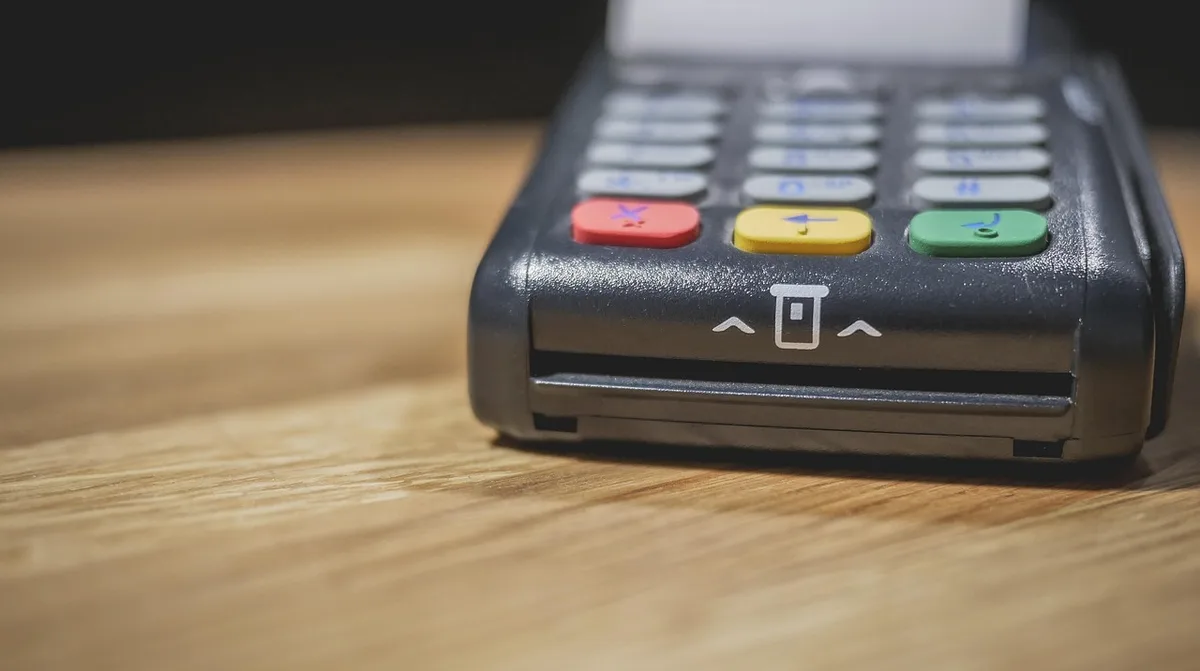 Ticket de paiement échelonné et carte bancaire sur une table