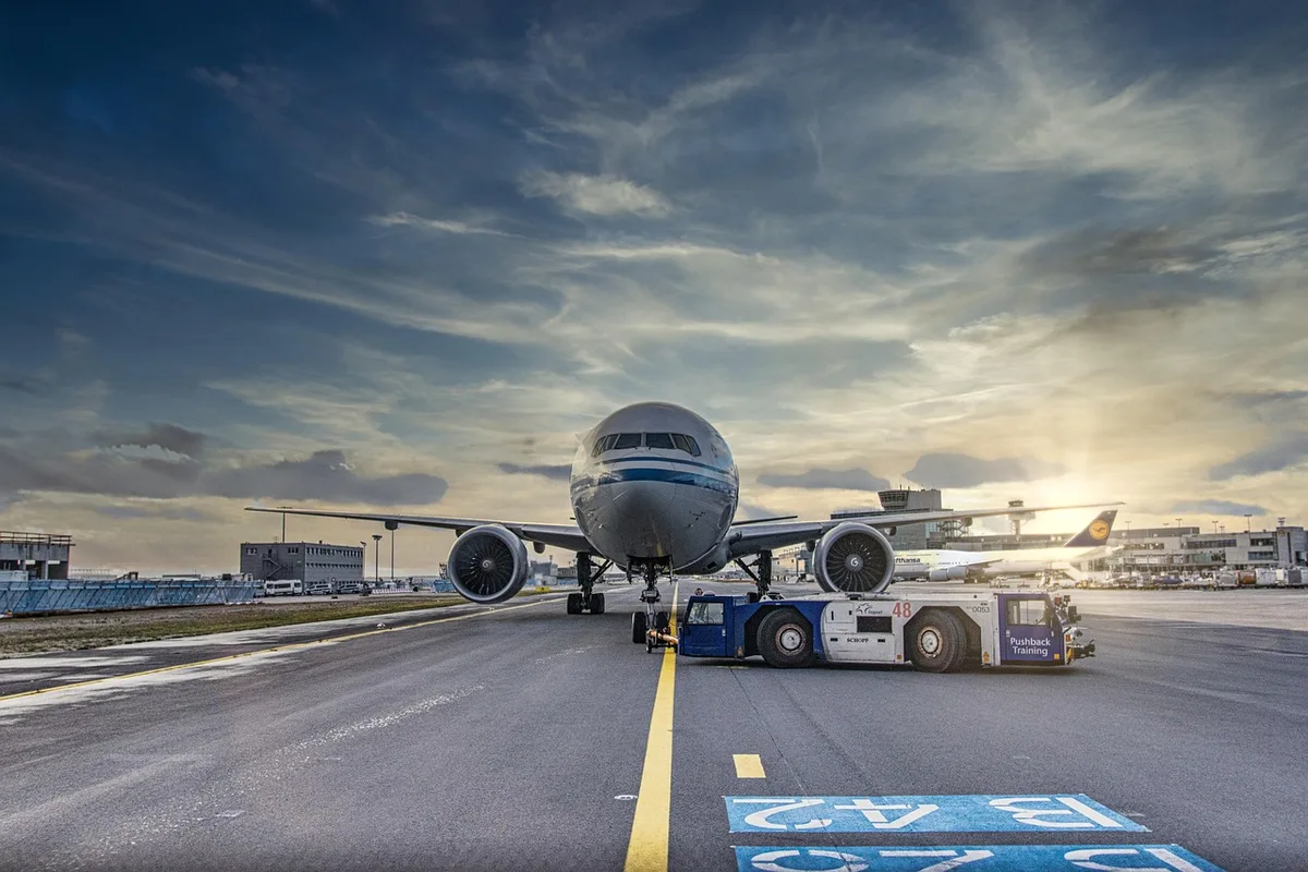 Personnel organisant un transport sanitaire adapté pour un rapatriement