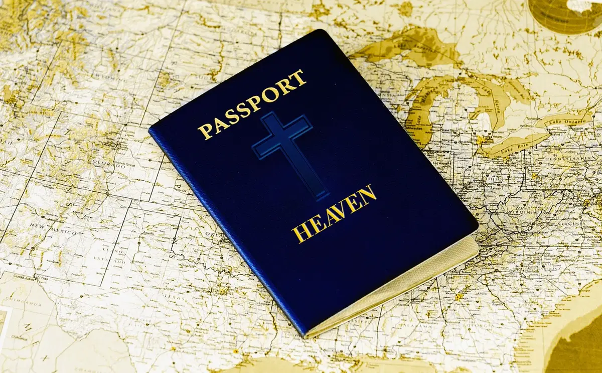Mains tenant des documents de voyage et un téléphone avec une checklist