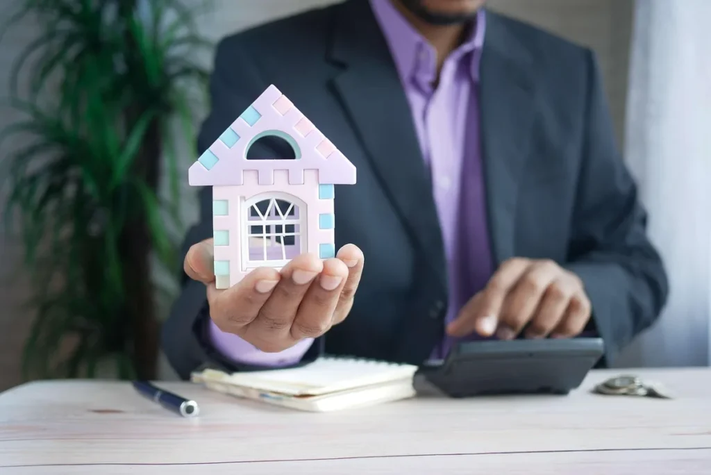 Bureau lumineux avec notes d'investissement, ordinateur et calculatrice en arrière-plan