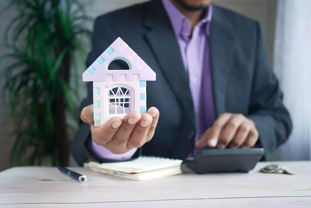 Bureau lumineux avec notes d'investissement, ordinateur et calculatrice en arrière-plan