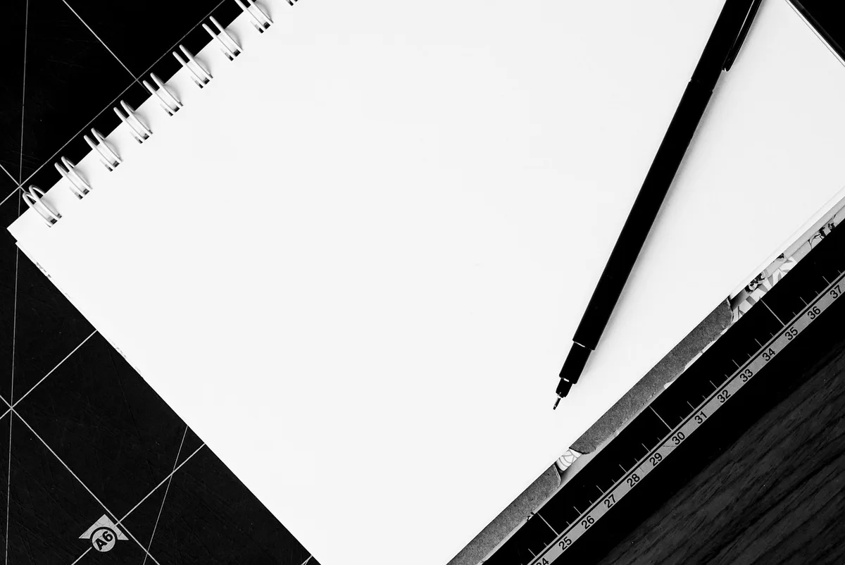 Dossiers et documents réglementaires sur un bureau en plein jour