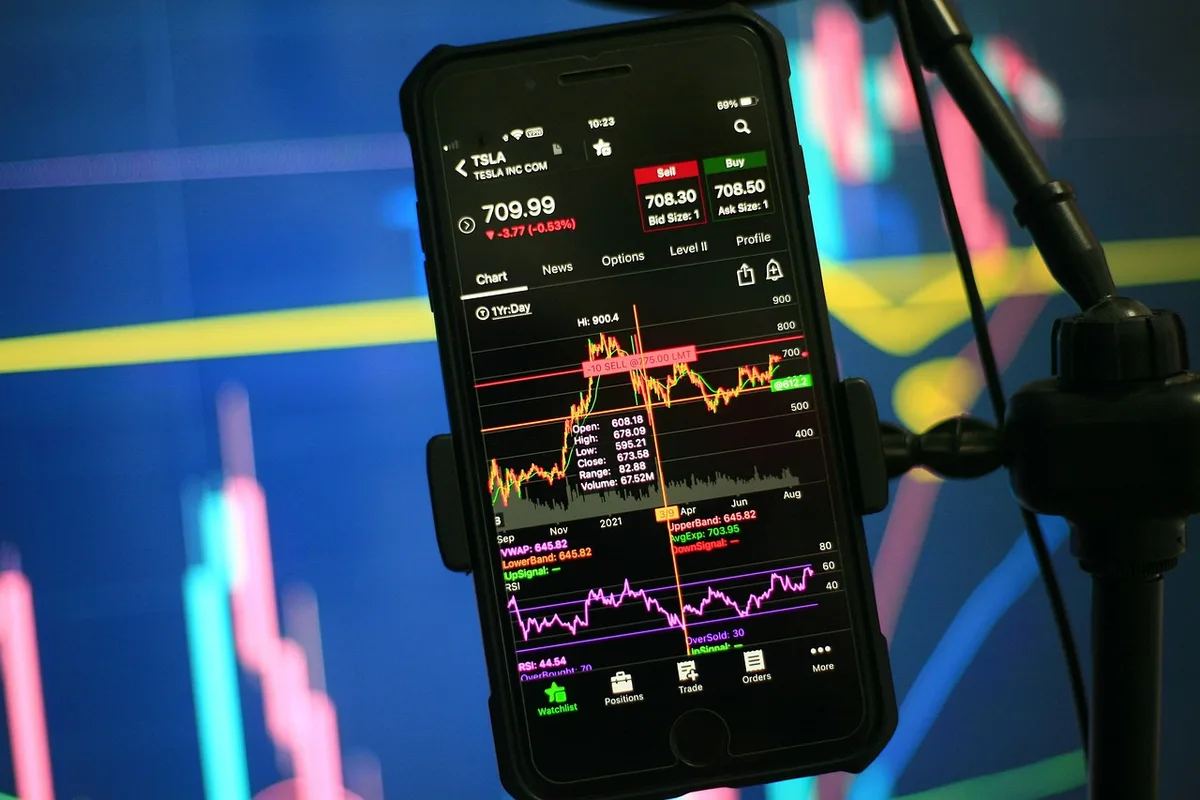 Écran montrant un graphique de volatilité des cryptomonnaies en forte baisse