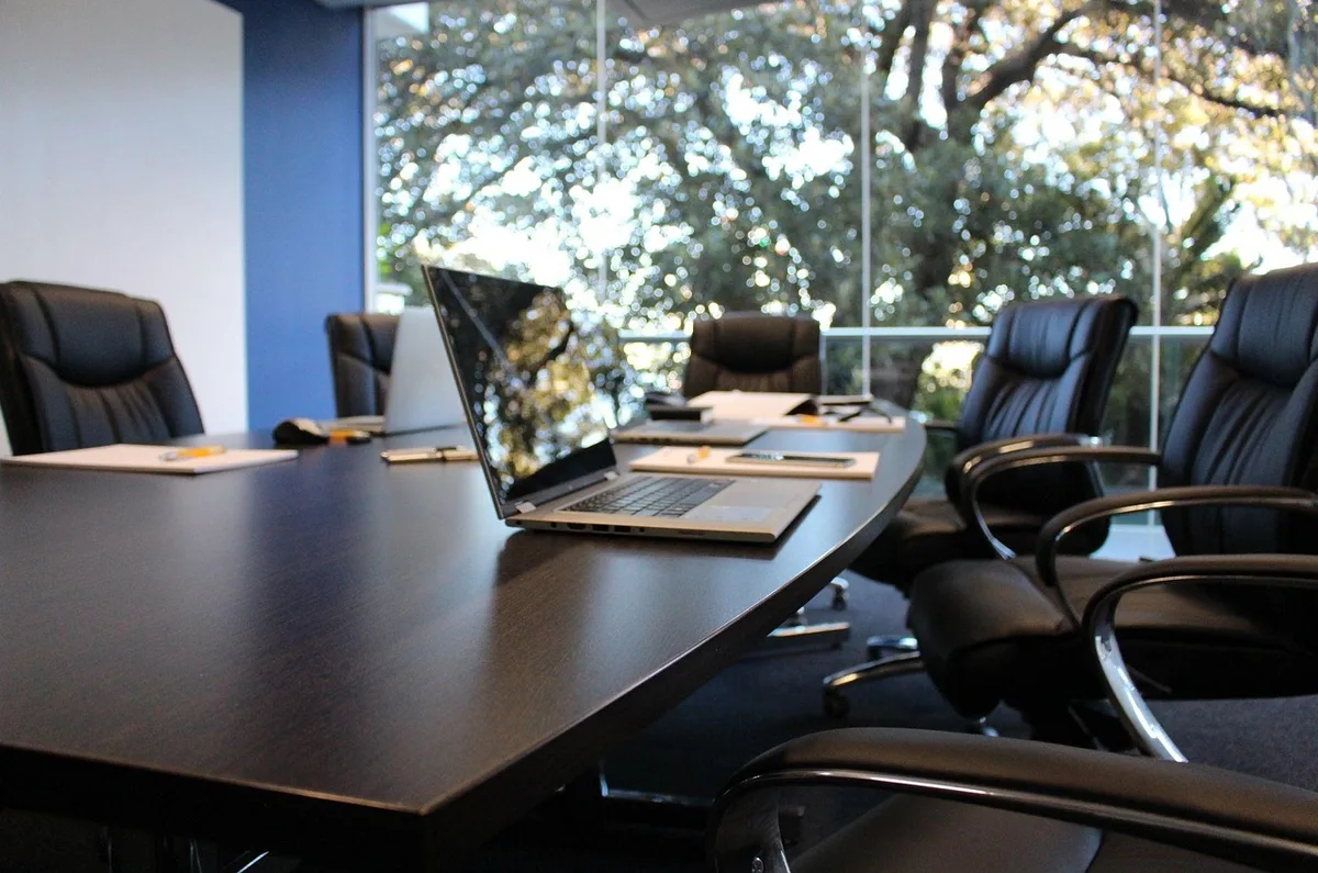 Apprenant en alternance dans un open space effectuant une tâche professionnelle