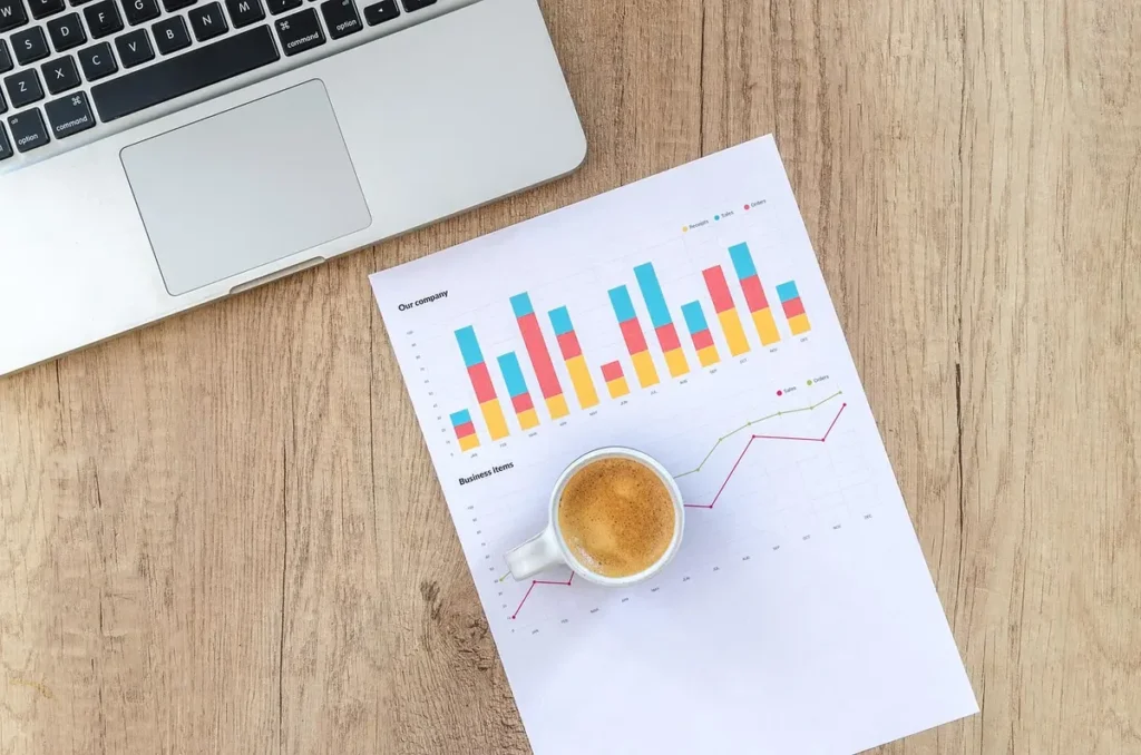 Bureau en journée avec rapport financier et calculatrice sur une table