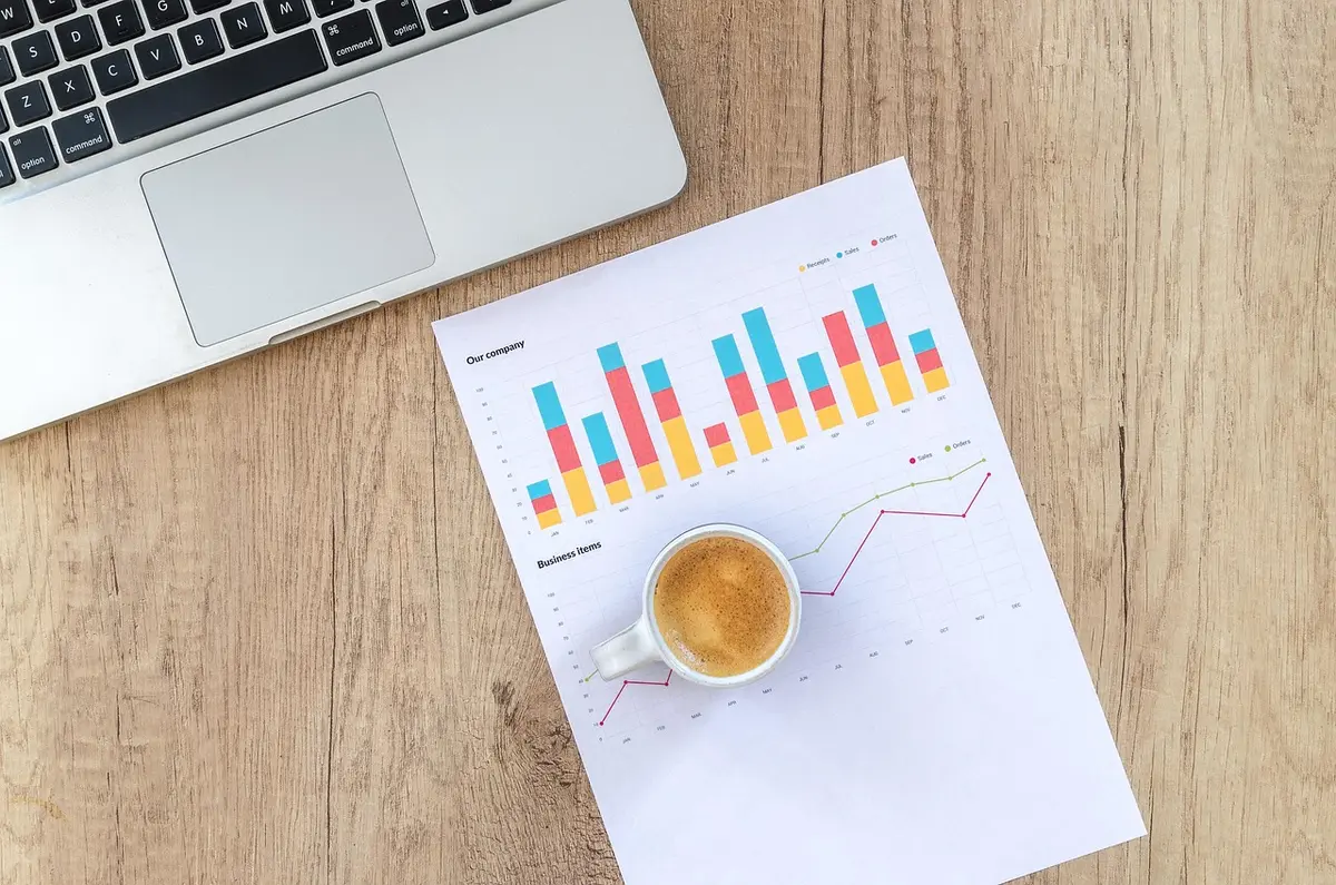 Bureau en journée avec rapport financier et calculatrice sur une table